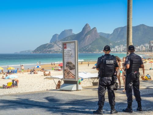 obrazek przedstawia policje brazylijska pilnującą turystów